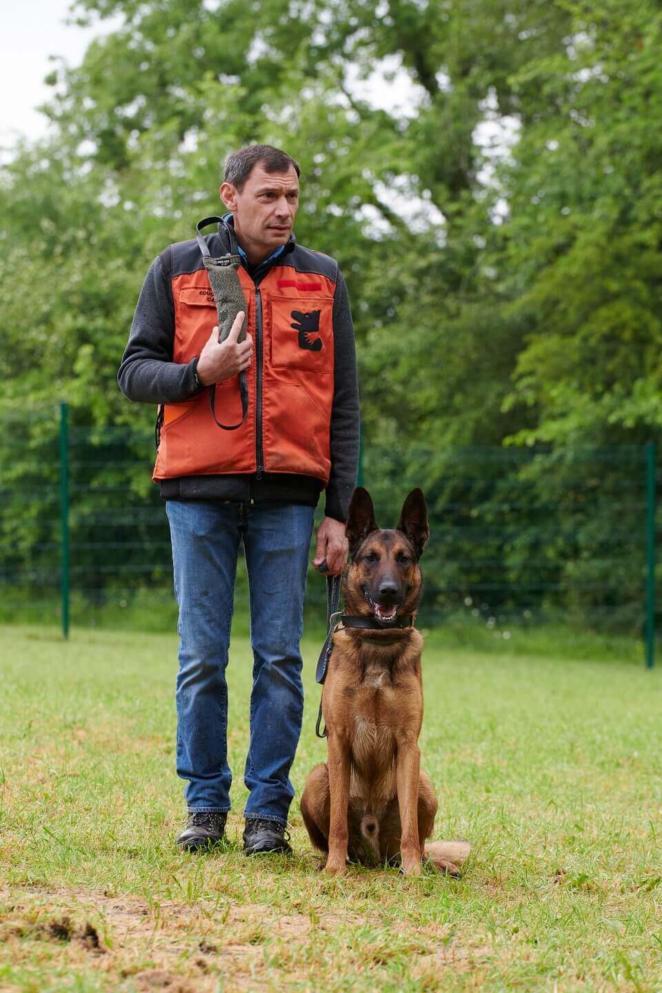 l'éducateur canin au travail avec son chien berger belge malinois
